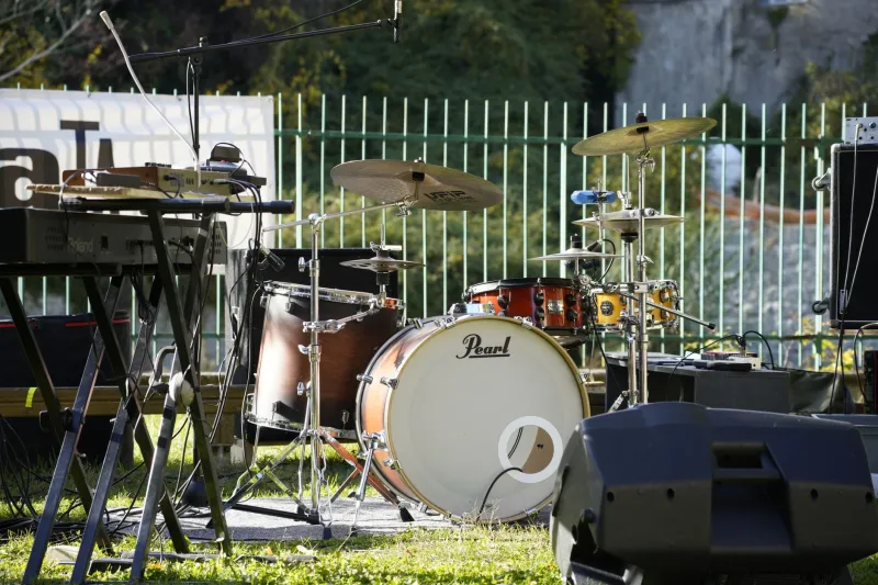 Before the Doors Swing Open: How Jam Bands Rewrite the Night in Real Time
